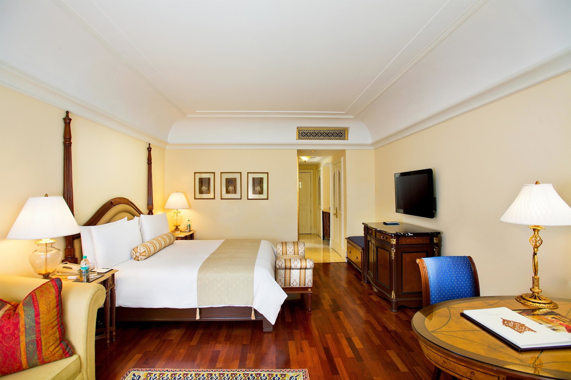 DELUXE, KING BED