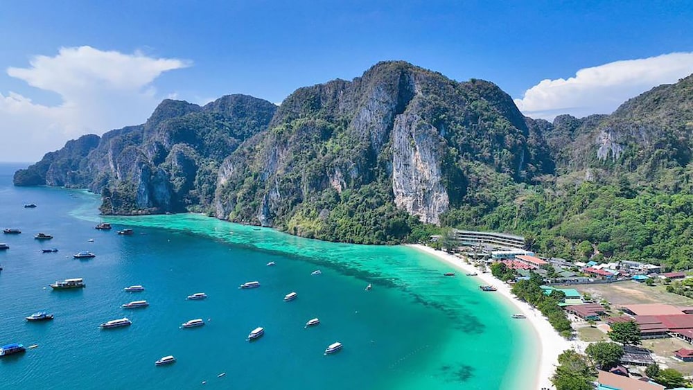 Phi Phi Cliff Beach Resort 65/69