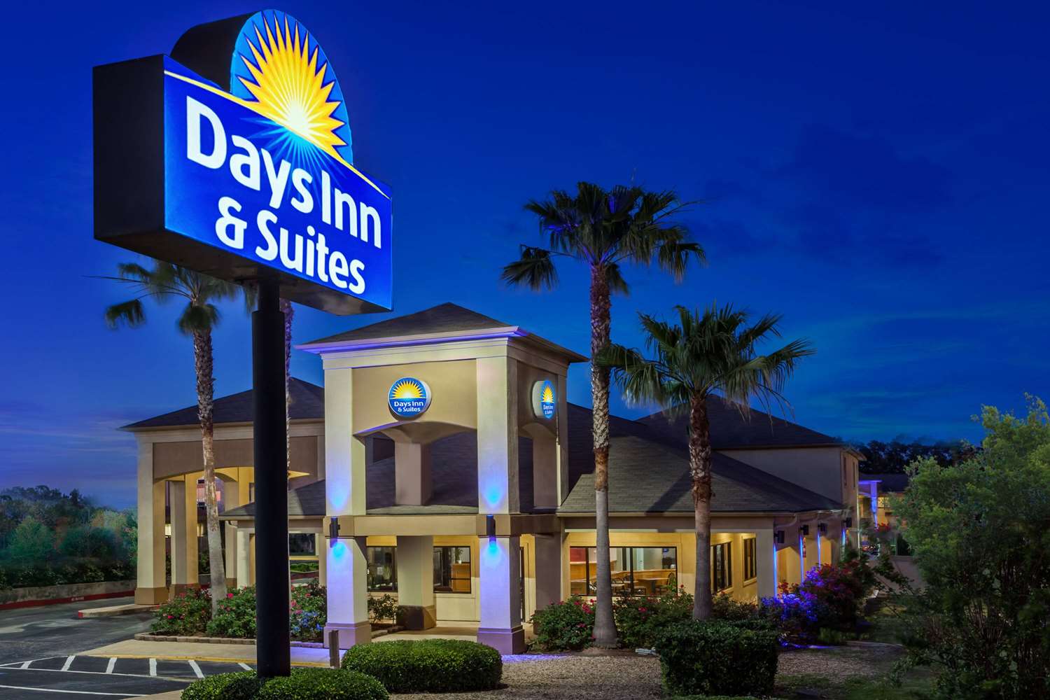 Days Inn & Suites by Wyndham Huntsville 1/14