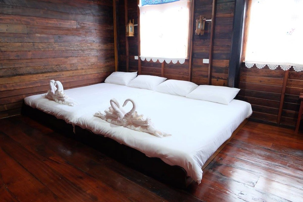 Baan Kun Tuad Ko Si Chang 8/36