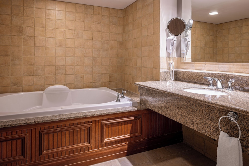 Isle Casino Hotel Waterloo - A Caesars Rewards Destination 50/52