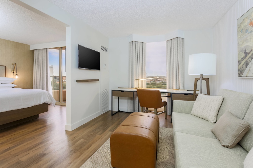 Sheraton Suites Market Center 26/49