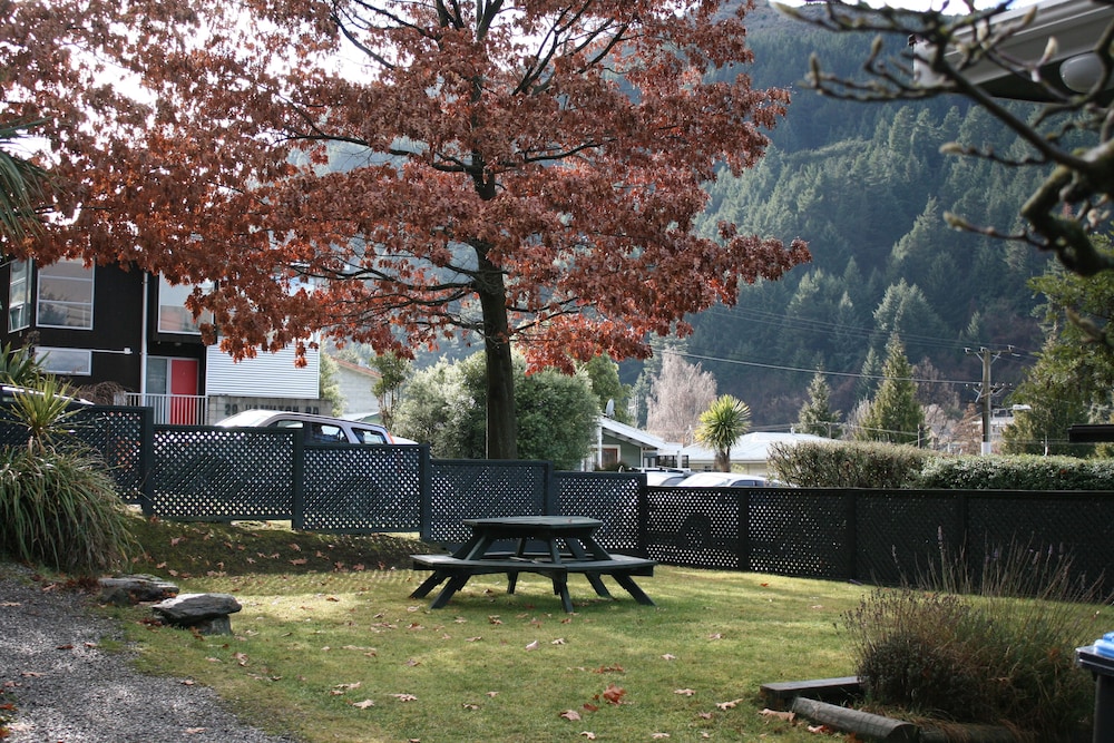 Pinewood Queenstown 70/77