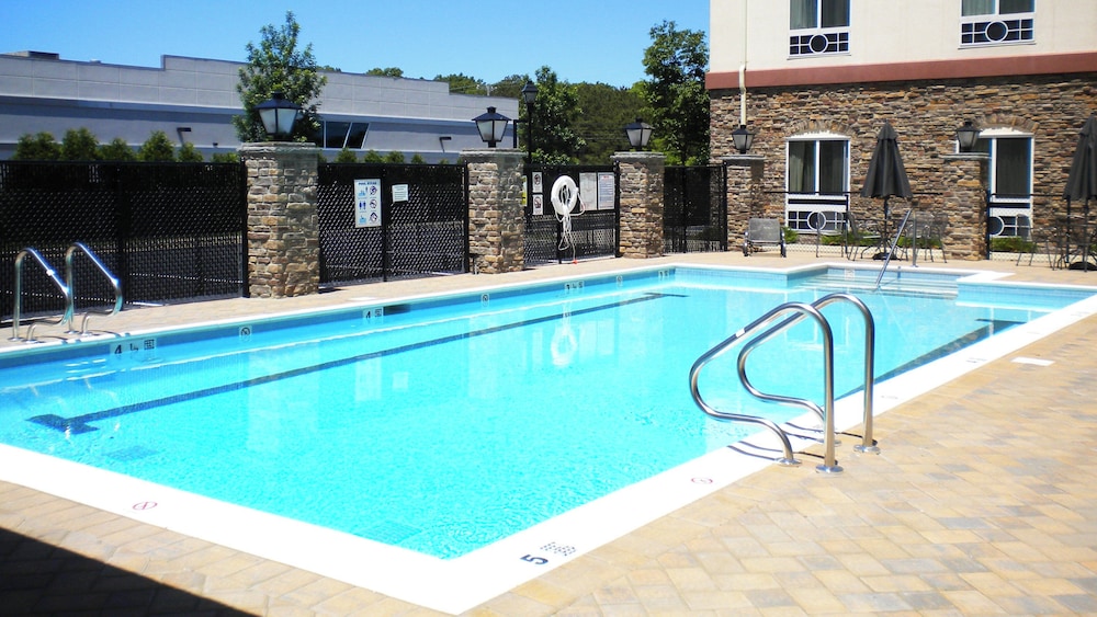 Holiday Inn Expresss And Suites Long Island East End 35/49