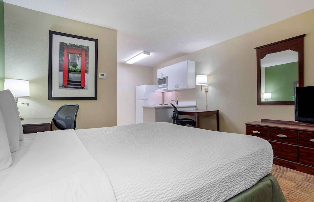 STUDIO, QUEEN BED
