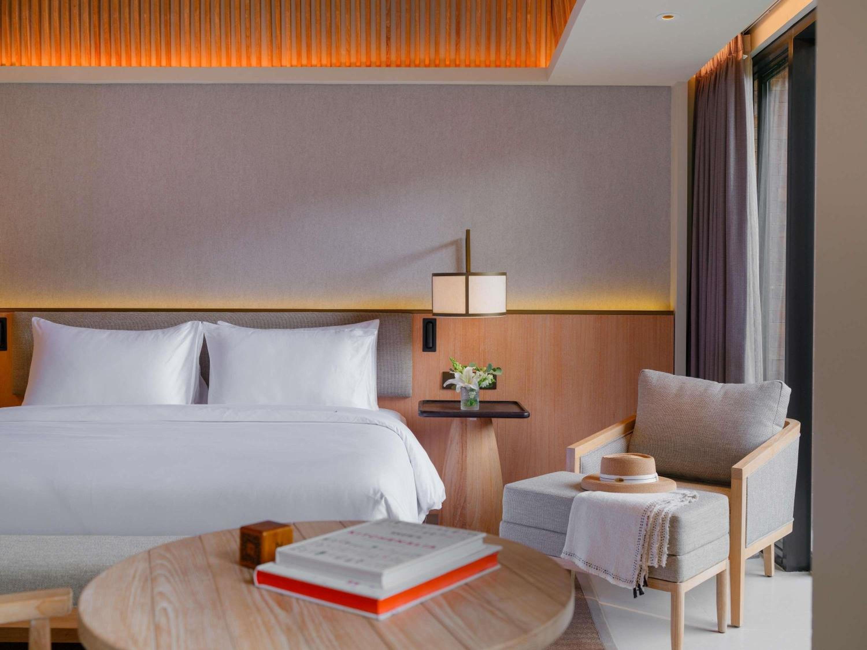 GRAND, DELUXE, KING BED, POOL VIEW, BALCONY