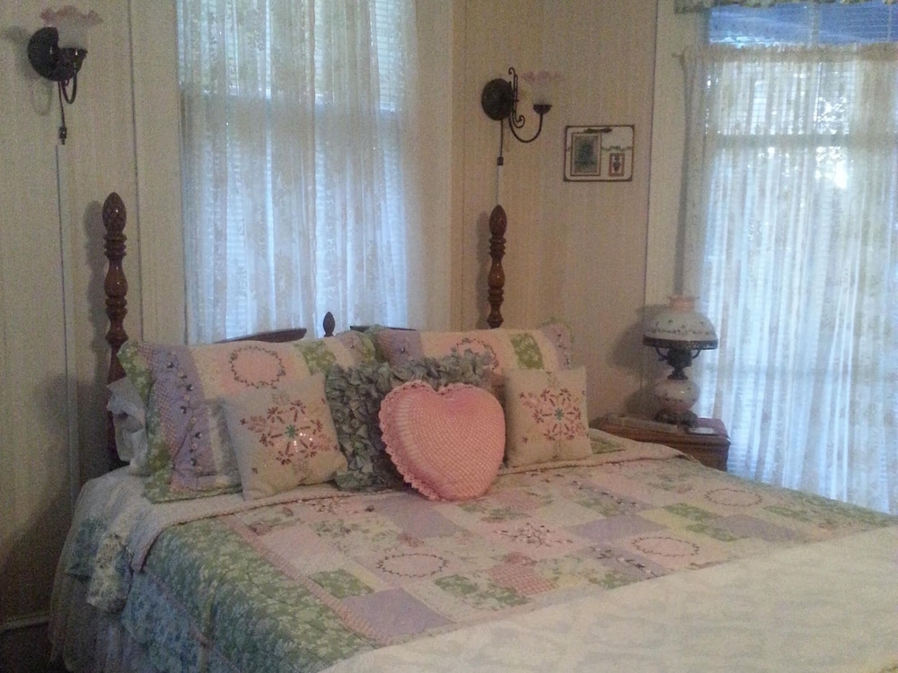 Holly House of Hamilton 22/34