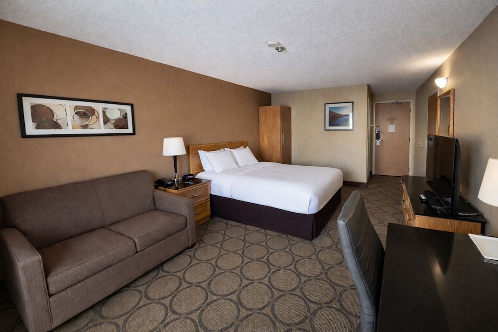 Deluxe, King Bed, Sofa, Ground Floor, Comfort Inn Baie-Comeau 4/6