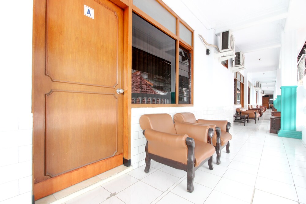 Reddoorz Plus Near Alun Alun Selatan 16/42