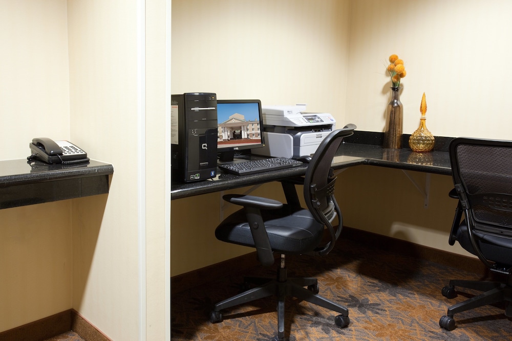 Holiday Inn Express Hotel & Suites Lamar 66/78