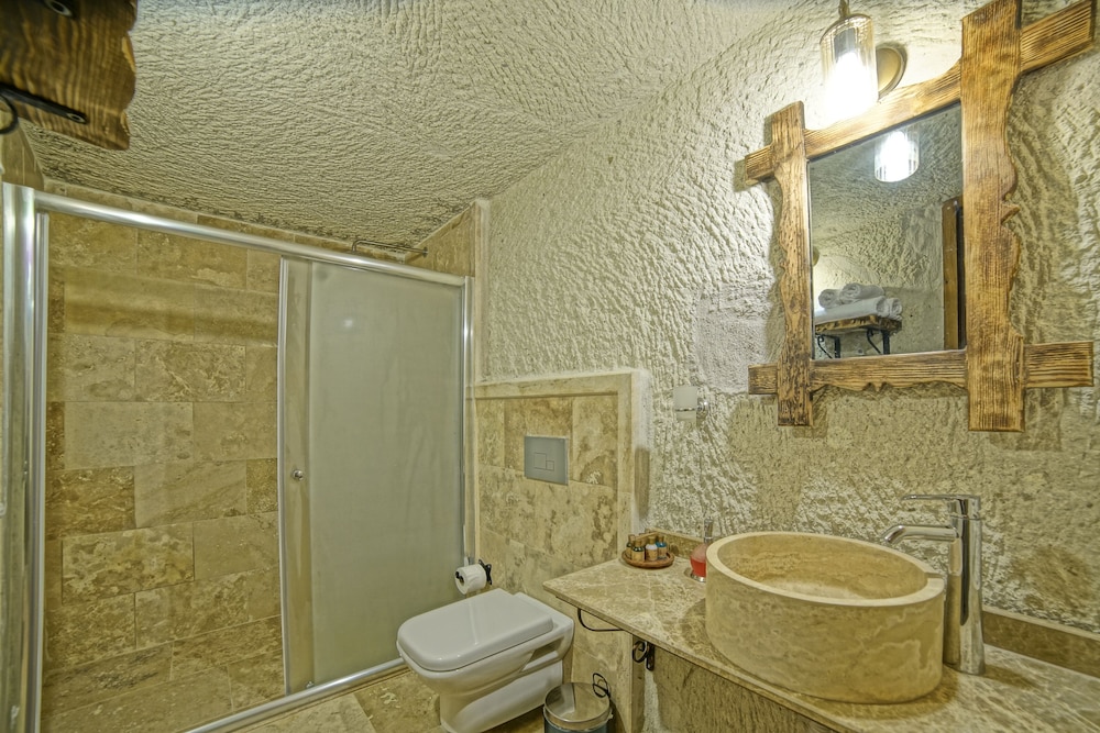 Risus Cave Suites 50/55