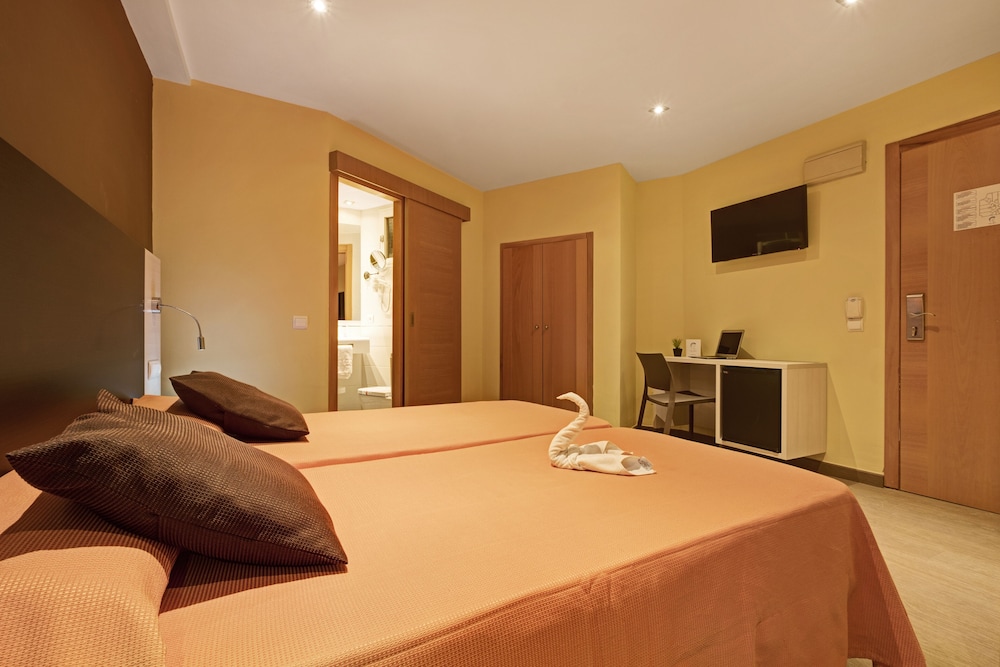 INTERIOR, DOUBLE BED
