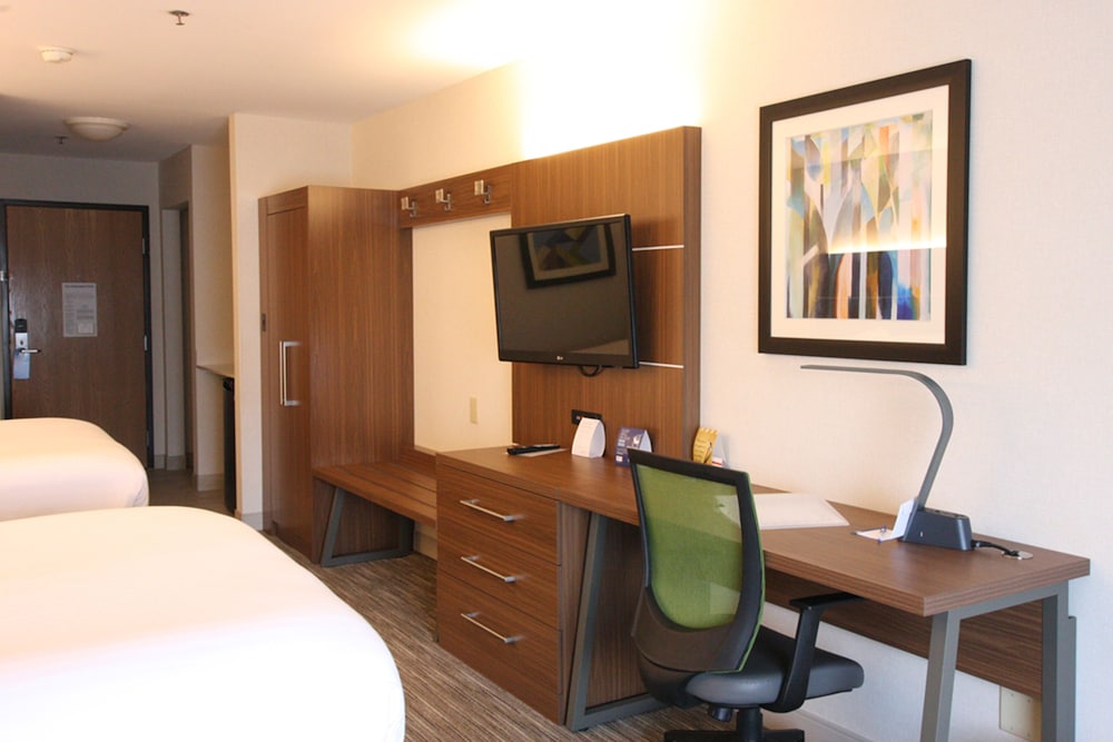 Holiday Inn Express Branford-New Haven 54/59