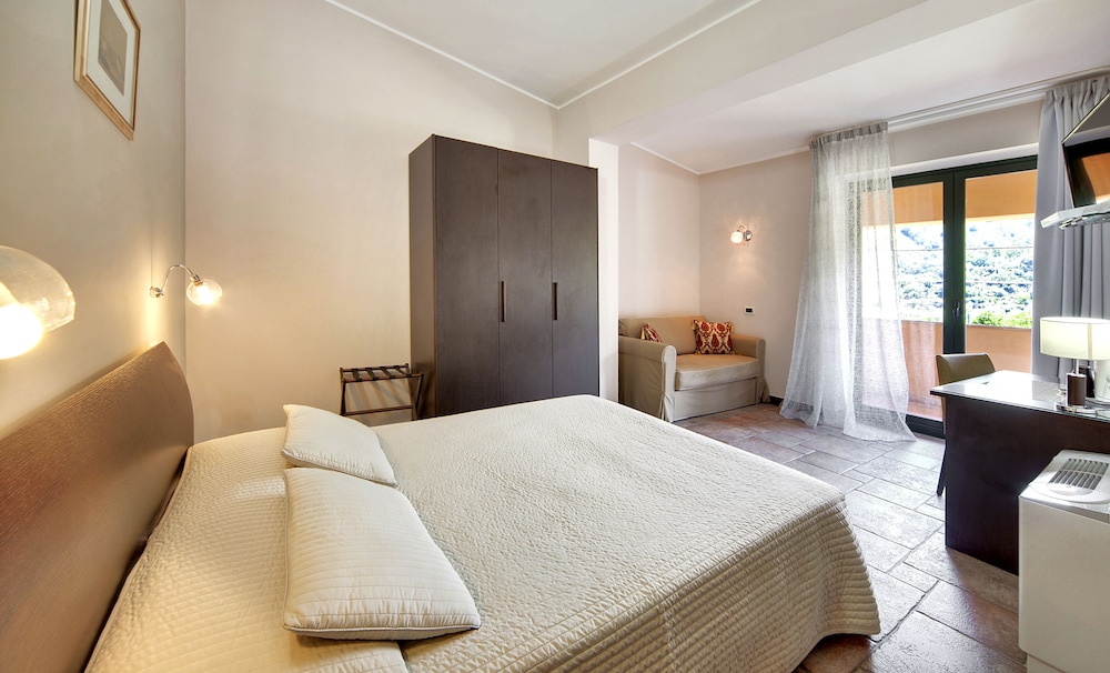 CASALE ROMANO RESORT 10/50