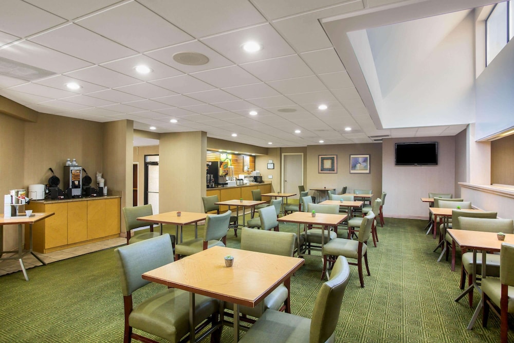 La Quinta Inn Suites Round Rock North 33/41