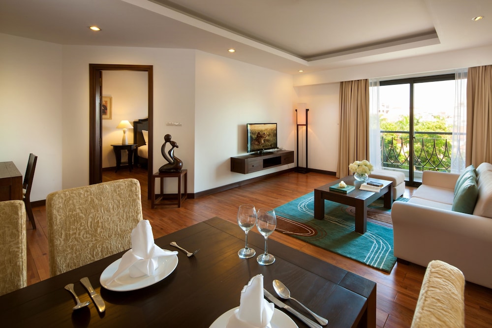 Elegant Suites Westlake 38/72