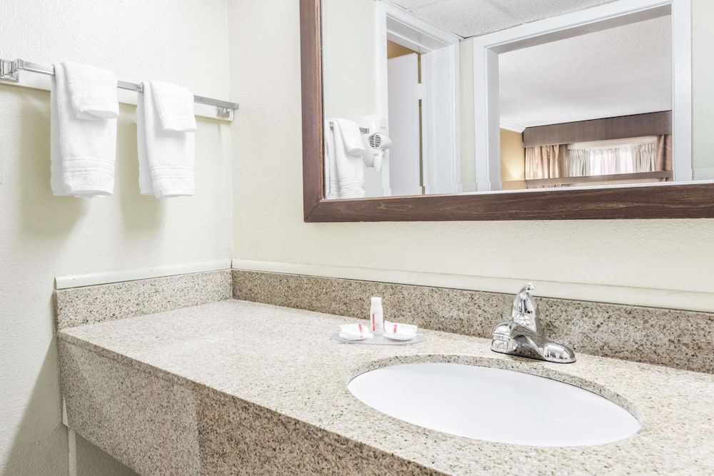 Days Inn By Wyndham Pensacola - Historic Downtown 13/41