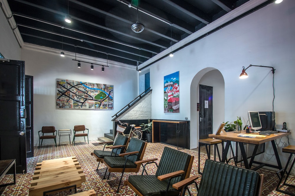 The Brownstone Hostel & Space 33/50