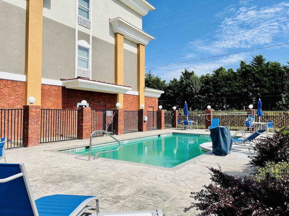 Holiday Inn Express Mccomb 3/53
