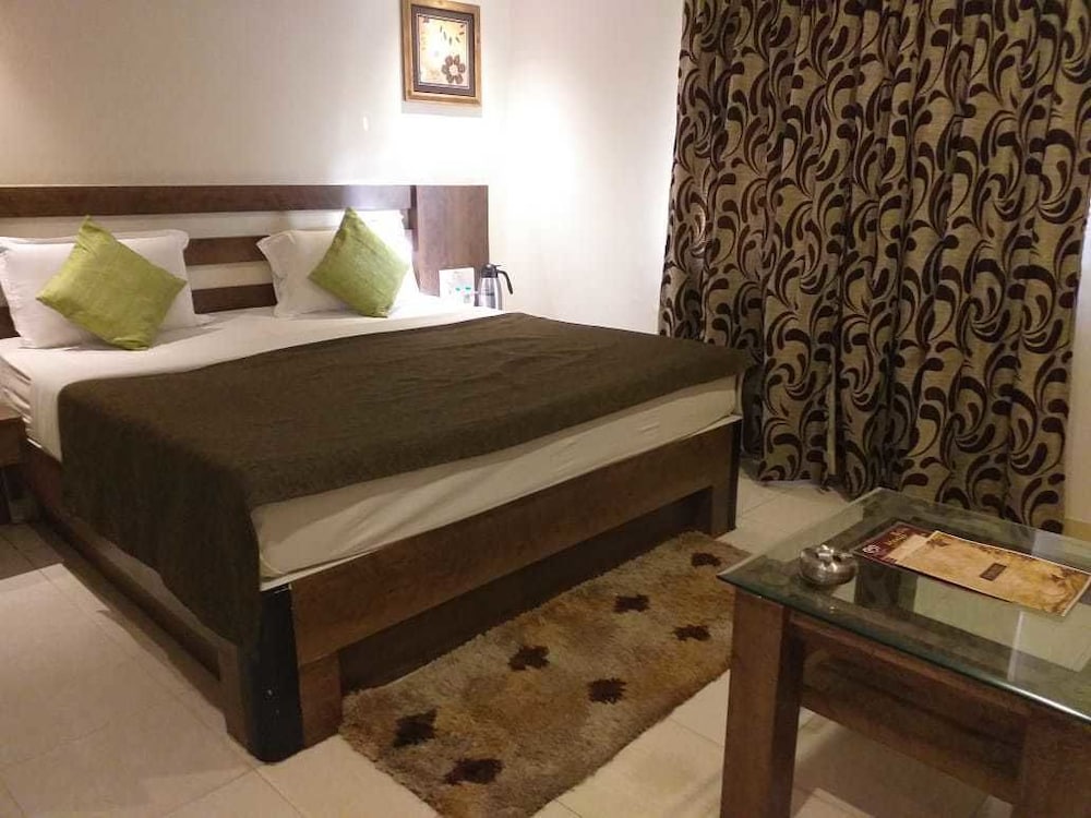 Hotel Pushpak 15/74