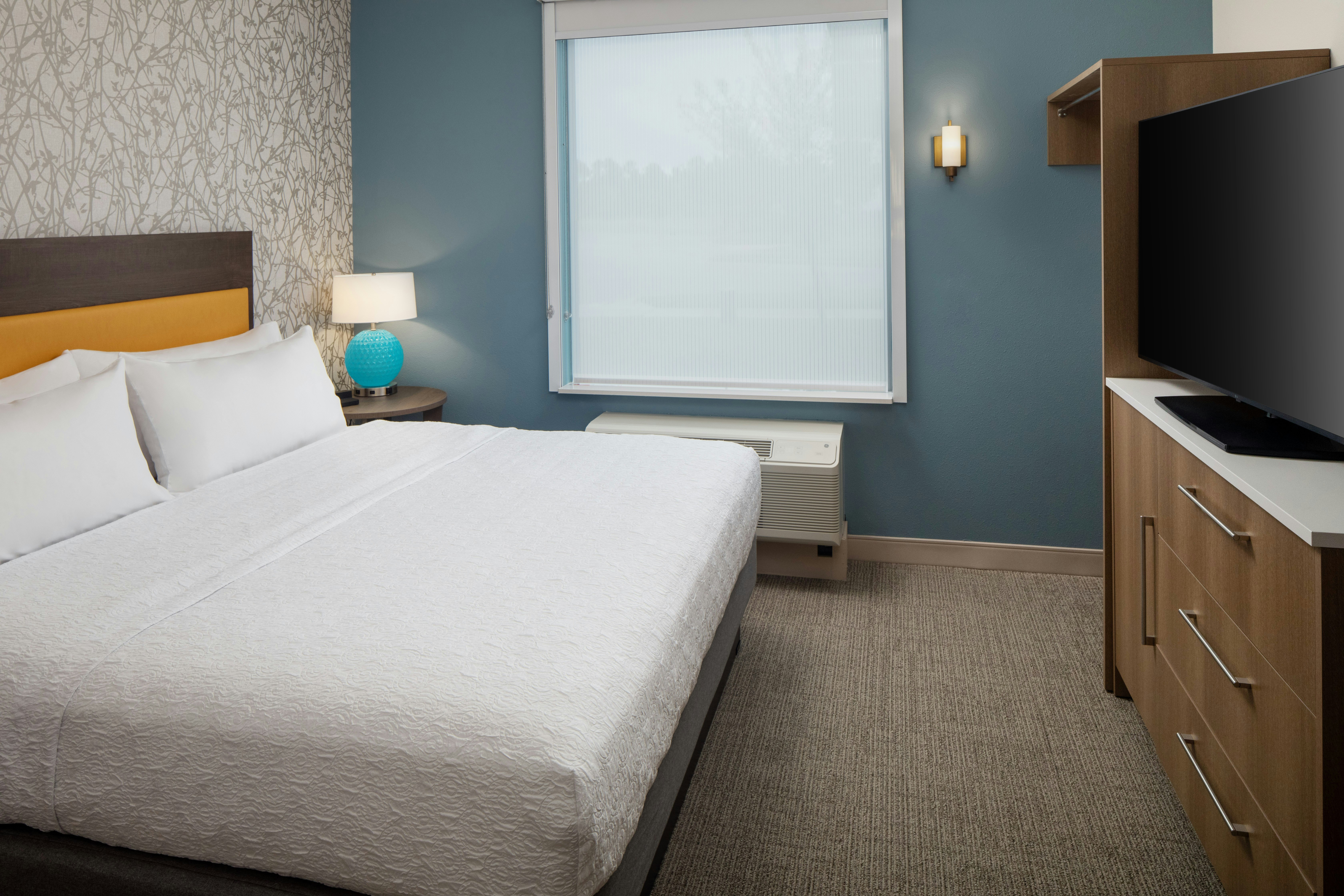 SUITE, KING BED, ACCESSIBLE