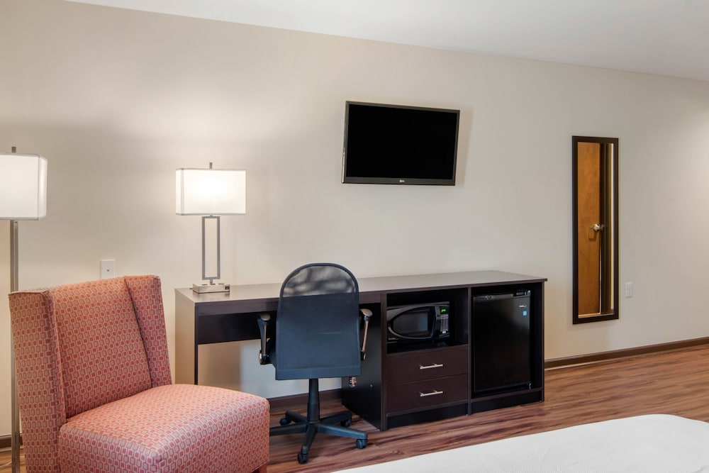 Econo Lodge Inn & Suites Springfield Main Street 44/63