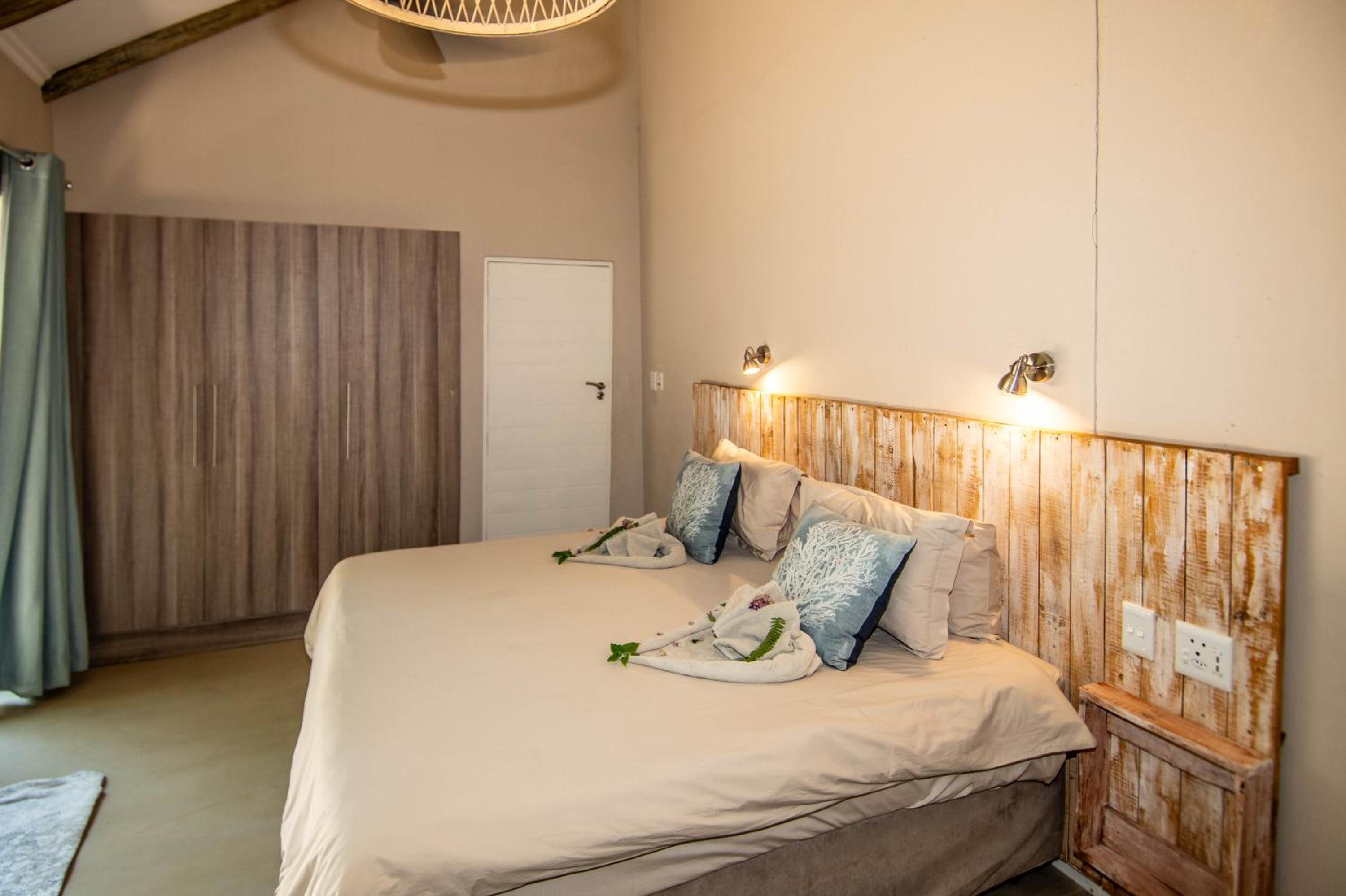 5 Bedrooms, House