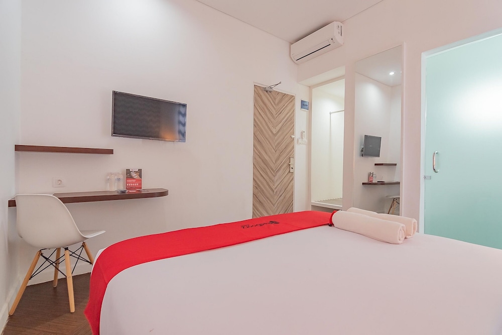 RedDoorz Premium @ Hotel Hebat 20/32