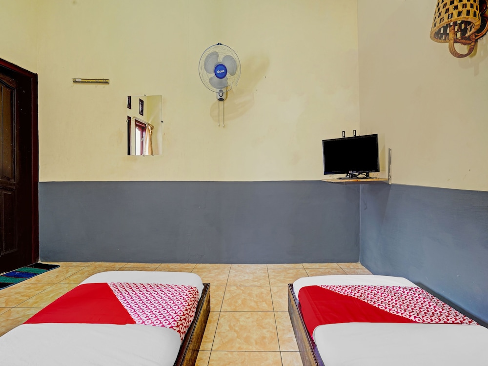 OYO 90405 Penginapan Sasti Kuningan 11/15