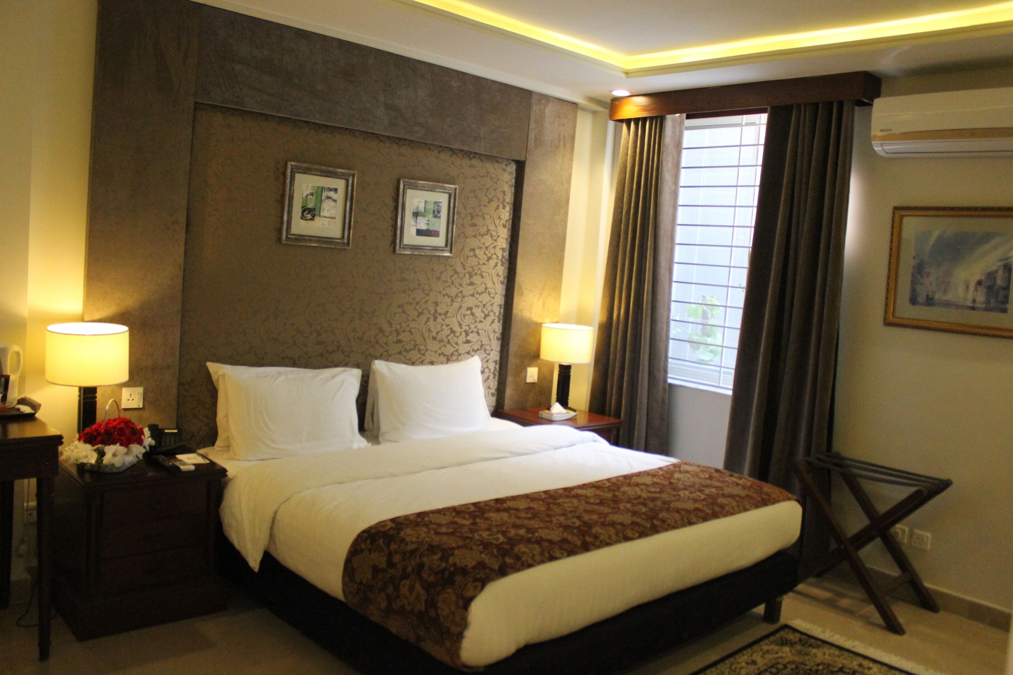 DELUXE, TWIN BEDS