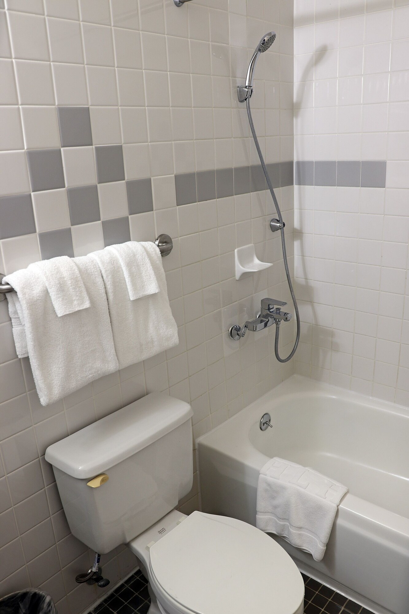 غرفة بسرير كوين، Harmon Loop Hotel 4/7