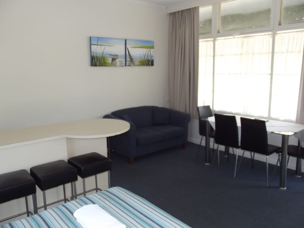 GUICHEN BAY MOTEL 39/54