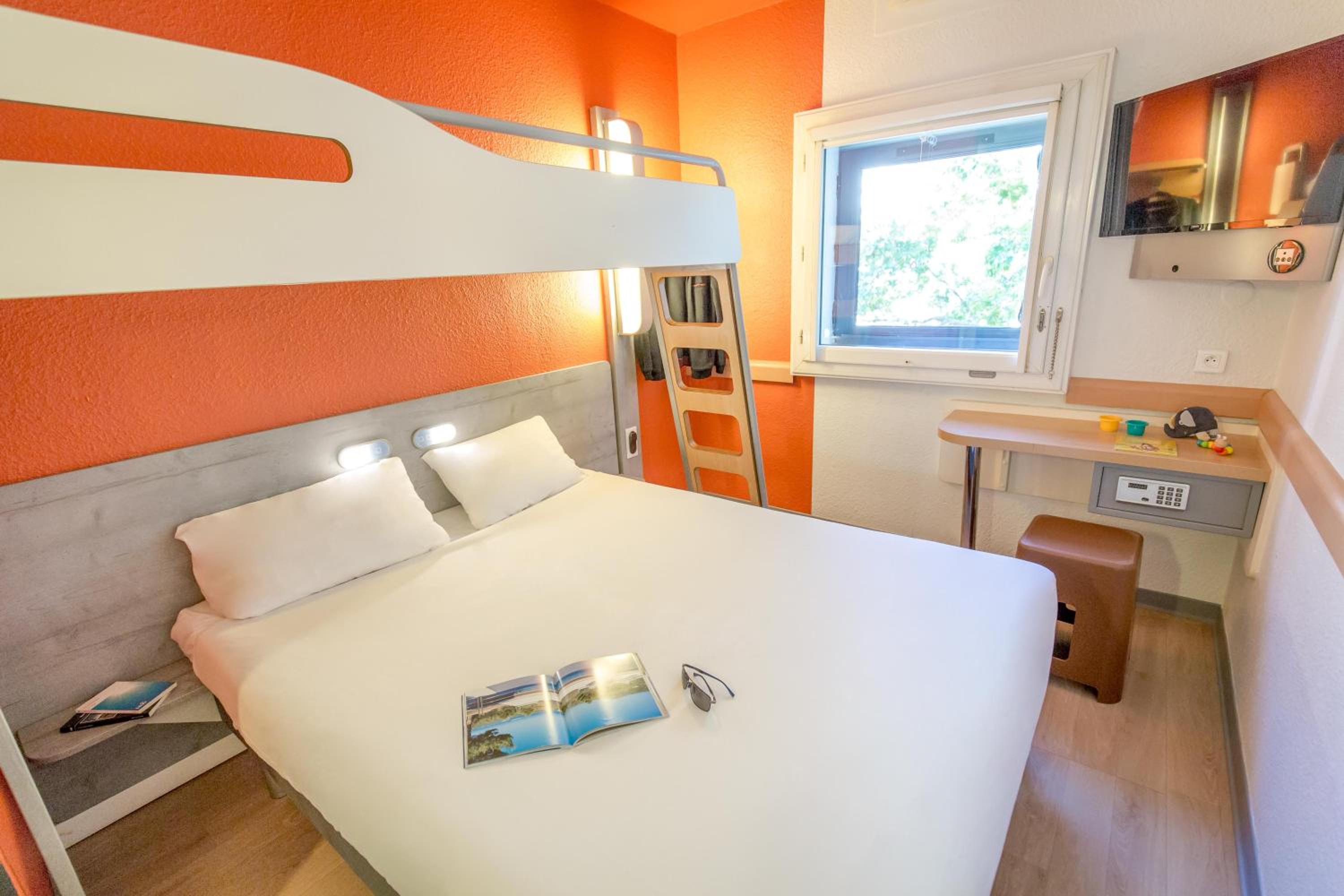 Room, Triple
