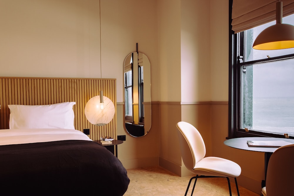 Port Hotel Eastbourne 30/58