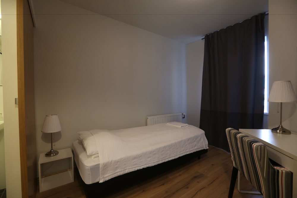 ROOM, SINGLE, PRIVATE BATHROOM