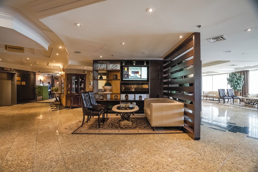 Monte Carlo Inn Airport Suites 45/68