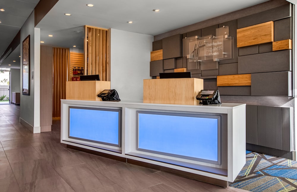 Holiday Inn Express Suites Sanford 7/54