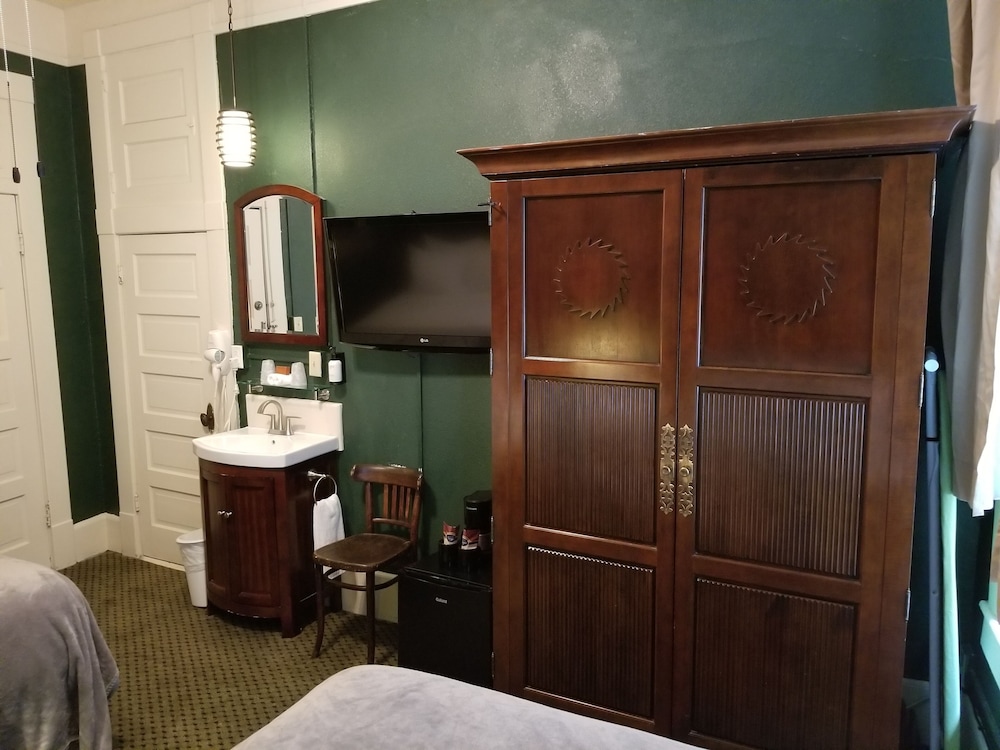 Basin Park Hotel 7/69