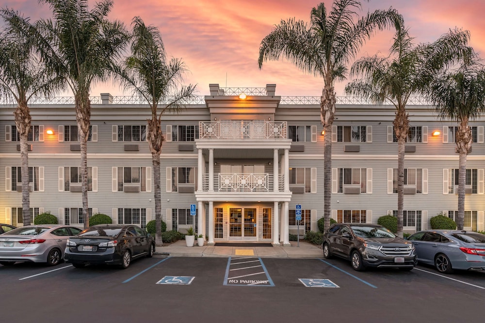 Best Western Luxury Inn 1/37