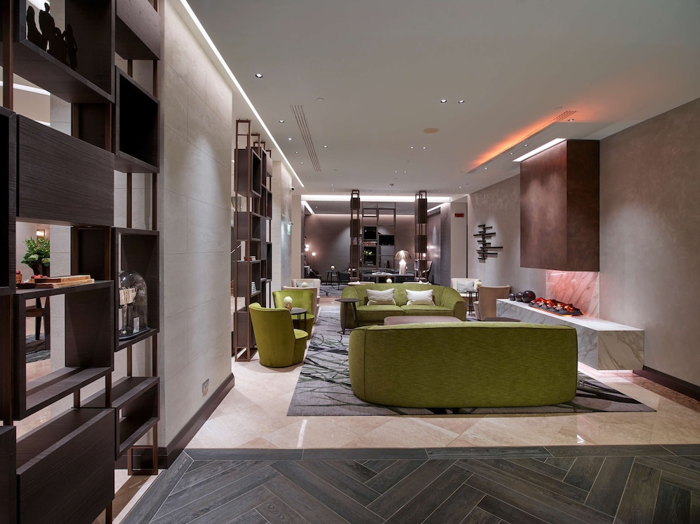 Hilton Milan Hotel 10/83