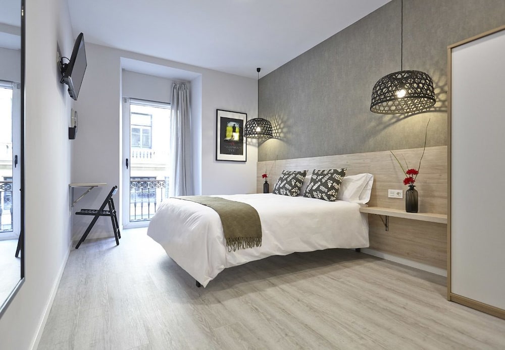 ROOM, DOUBLE OR TWIN BED