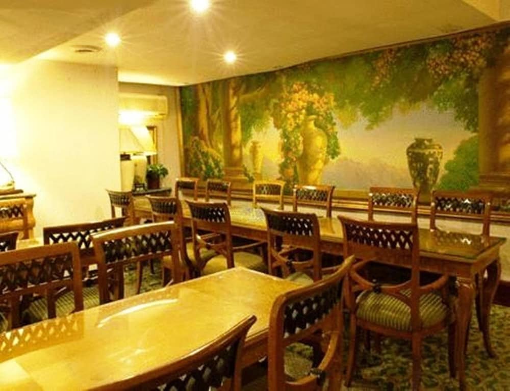 Diamond City Hotel 63/72
