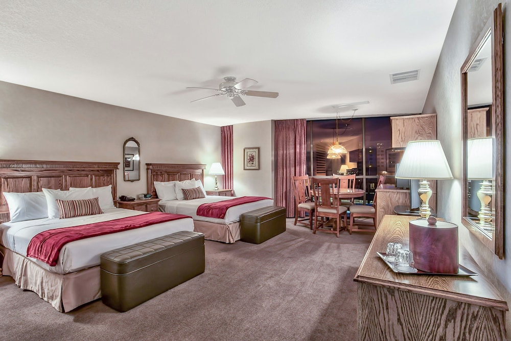 DELUXE, 2 QUEEN BEDS