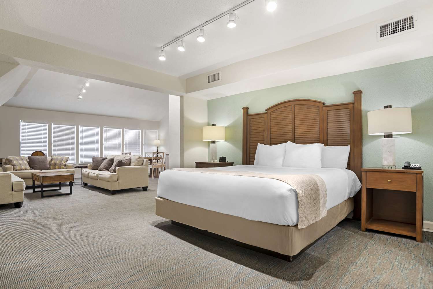 Studio, King Bed, Street View, Kitchenette