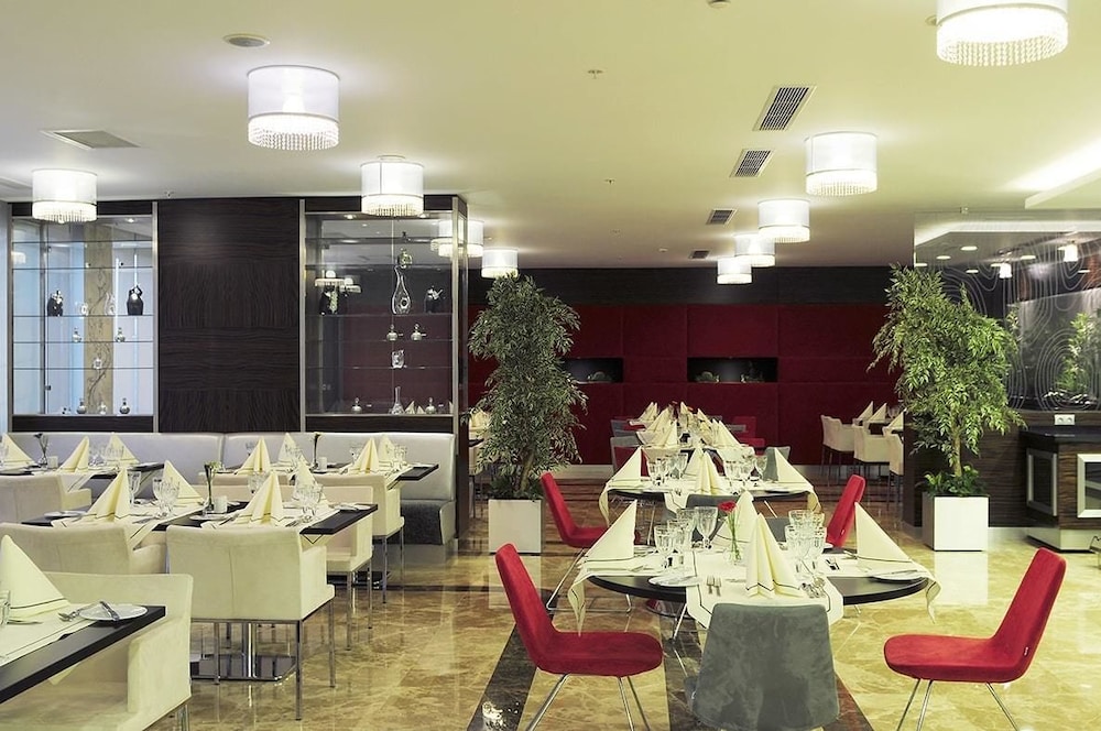 DEMORA HOTEL 38/64