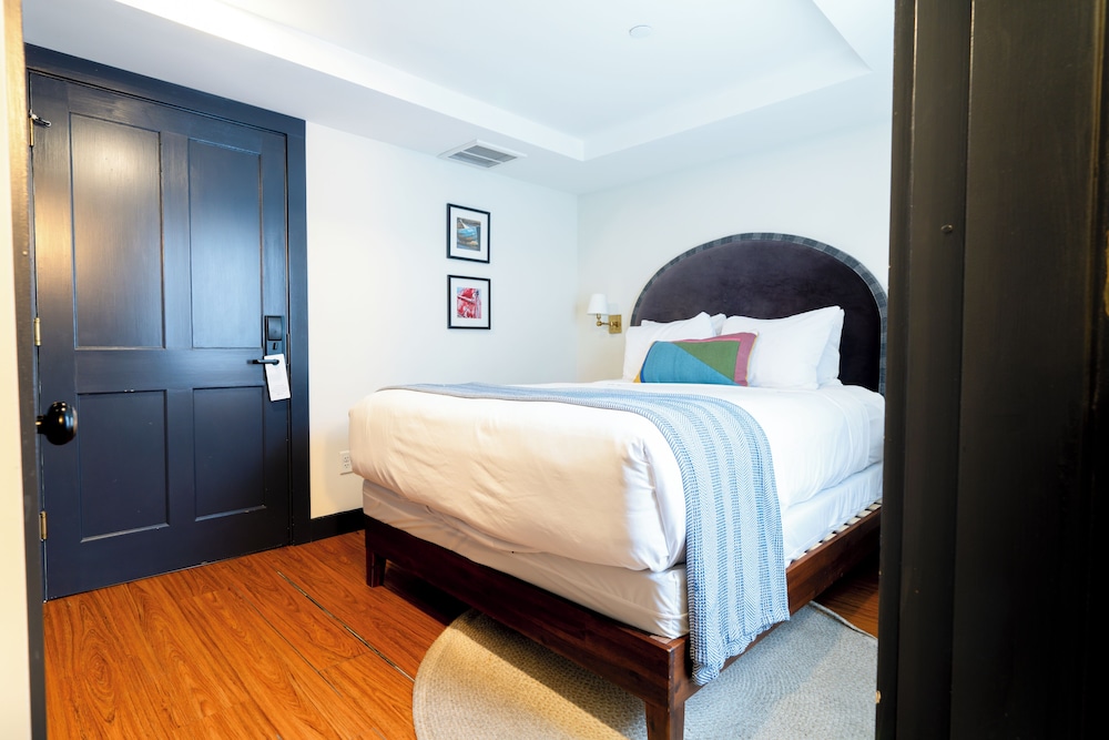 Superior, Queen Bed, Hotel Ginger 6/8