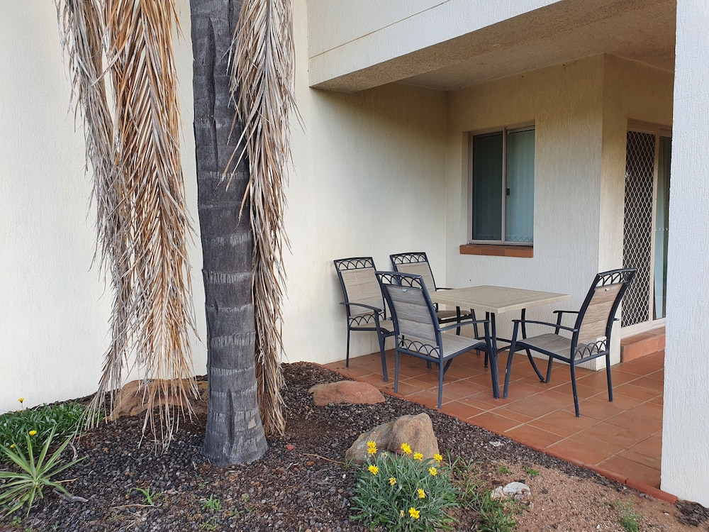 MCNEVIN'S WARWICK MOTEL 53/64
