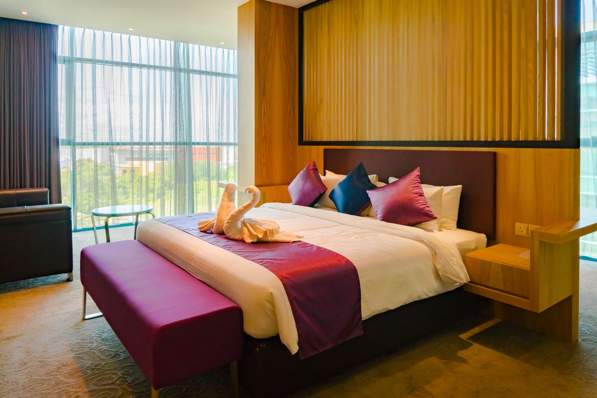Green, Suite, King Bed