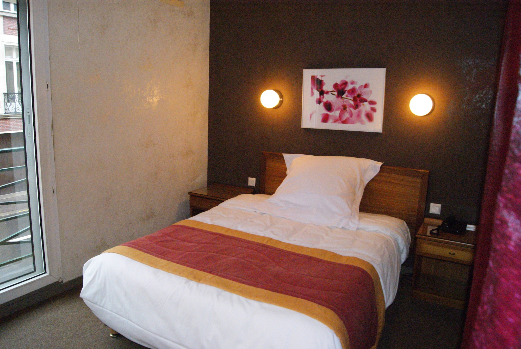 ROOM, TWIN BEDS