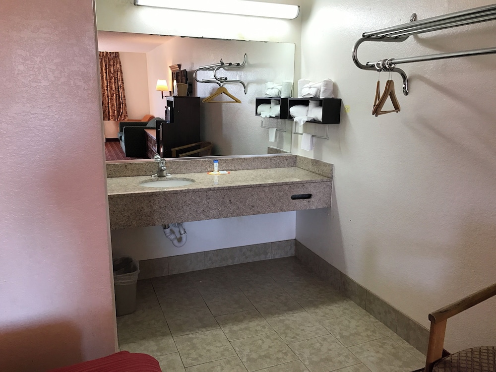 Regency Inn 49/49
